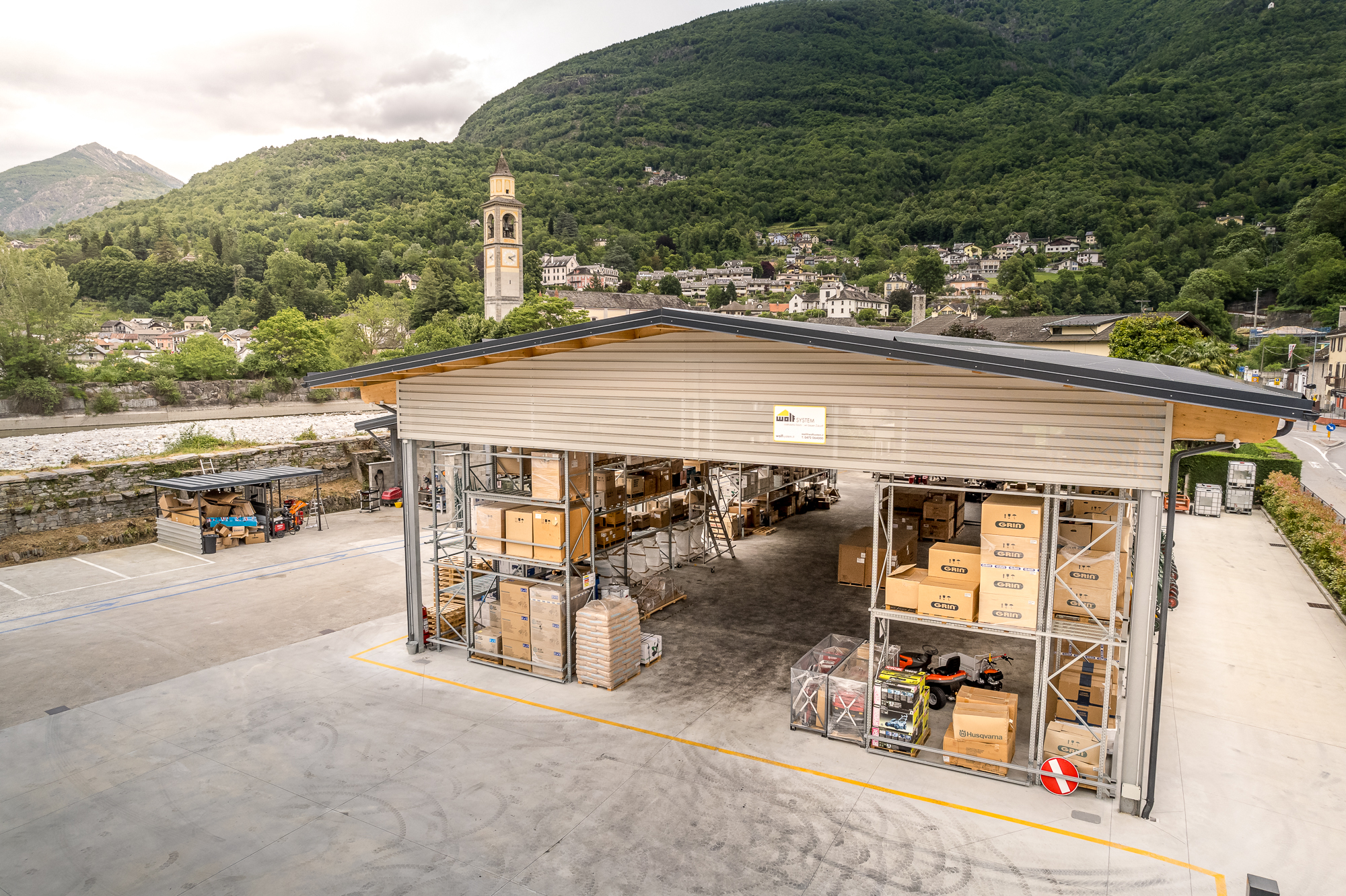 Panoramica del magazzino Fershop a Masera