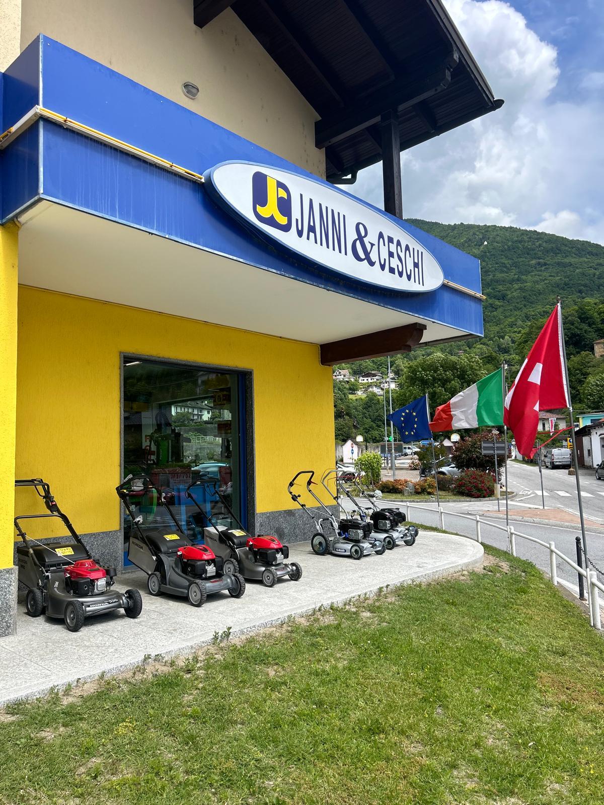Reparti e scaffali del negozio di Masera