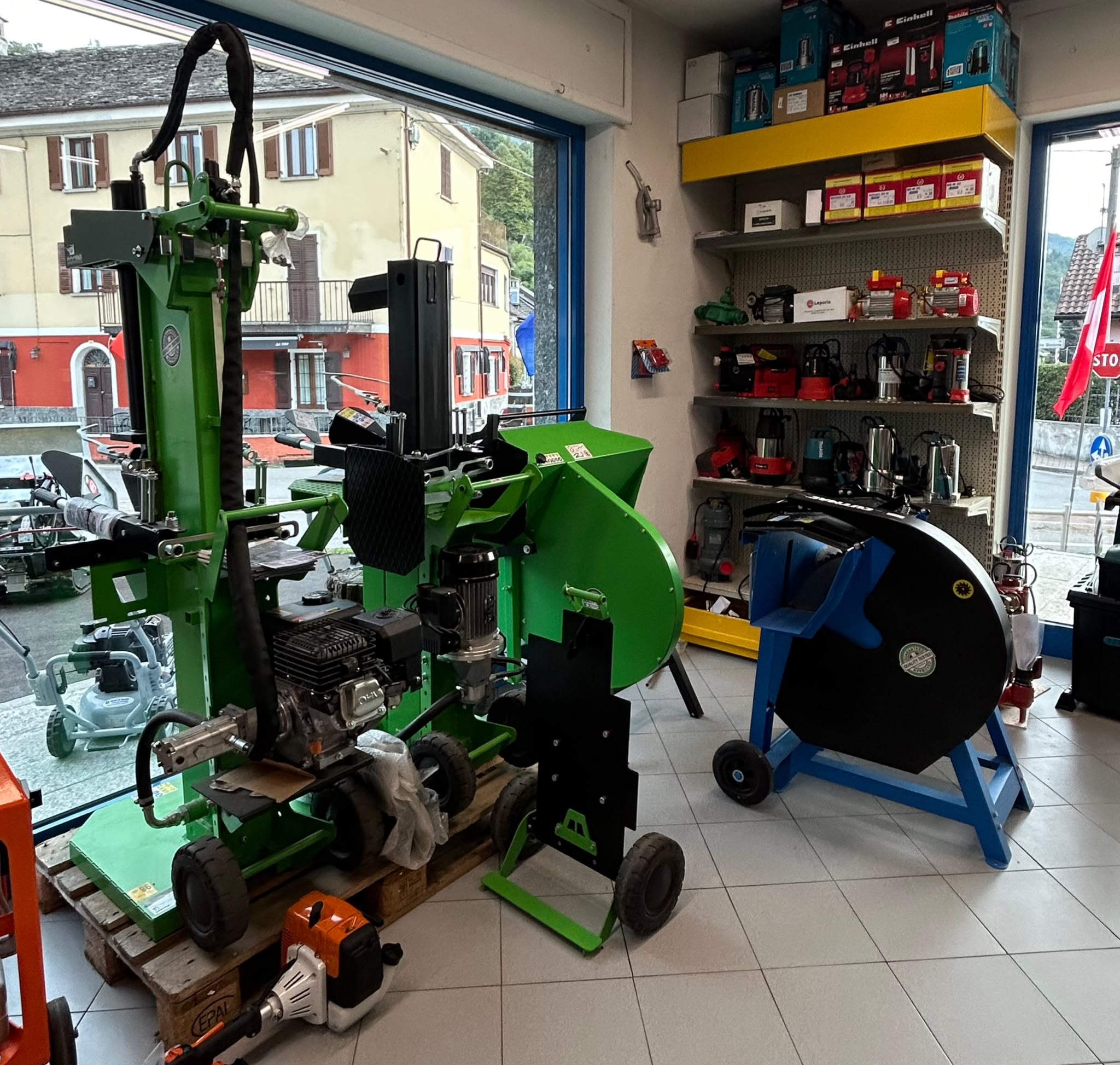 Magazzino Fershop a Masera con macchine e attrezzature professionali
