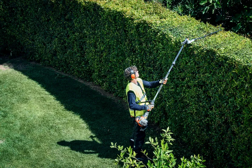 Tagliasiepi Husqvarna per la manutenzione di siepi alte e larghe